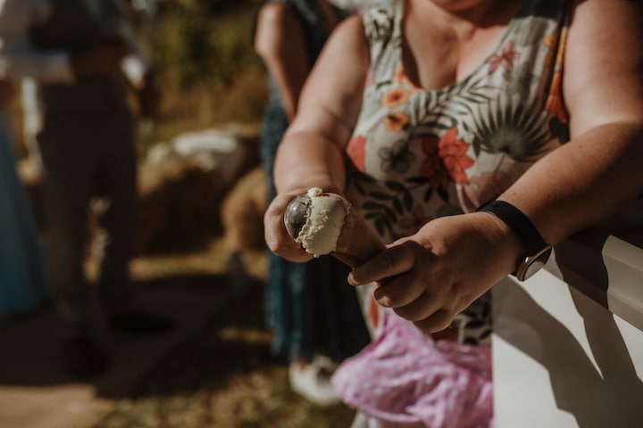 9 Top Tips For Coping With Hot Weather. Ice cream lady scooping ice cream onto a cone.